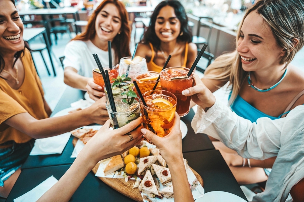 Grupo de mulheres brindando em momento de lazer