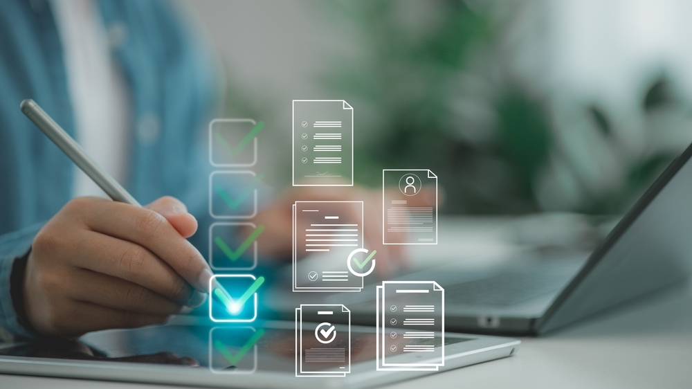 Documentos sendo verificados digitalmente