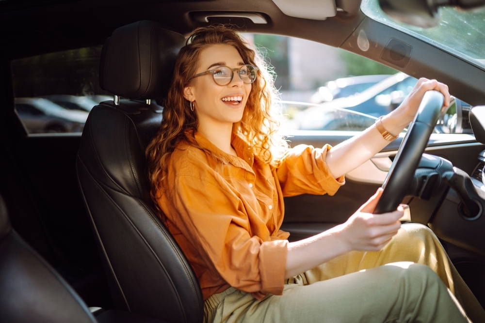 Motorista mulher dirigindo com segurança